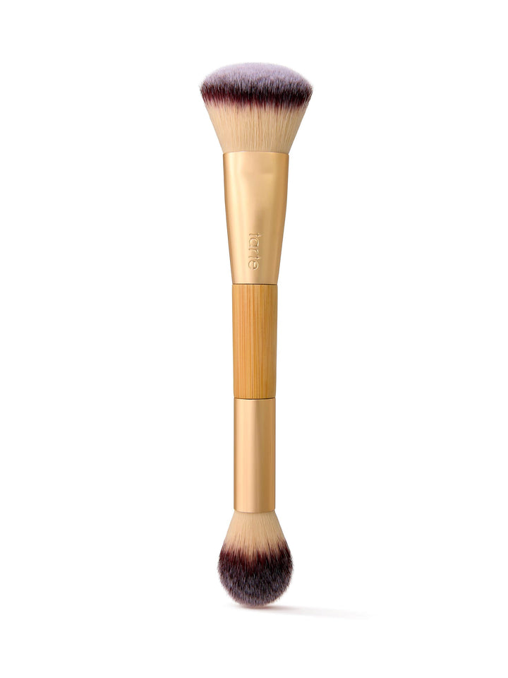 Double-ended makeup brush with dense rounded bristles at both ends, oriented vertically against a plain white background. Handle text: tarte.